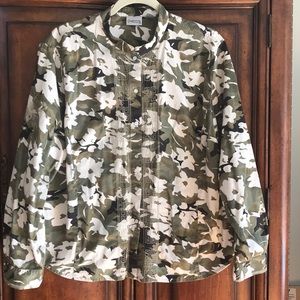 Camp print shirt with embroidery.